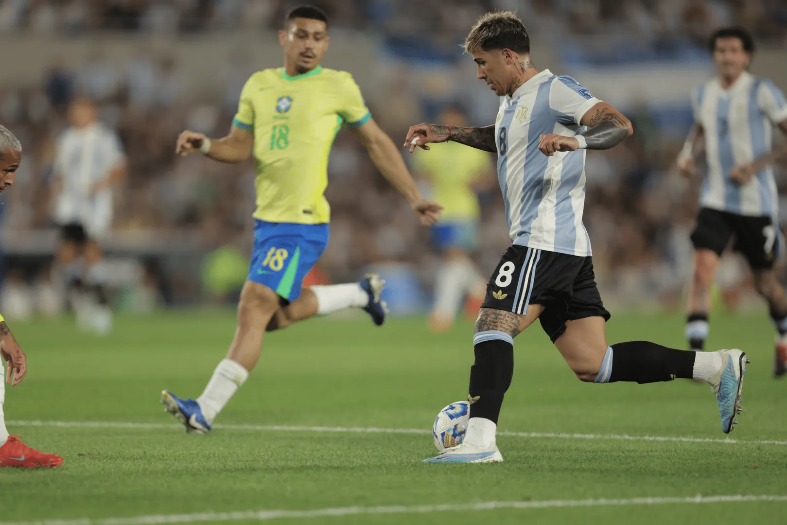 Enzo Fern&aacute;ndez em a&ccedil;&atilde;o pela Argentina contra o Brasil