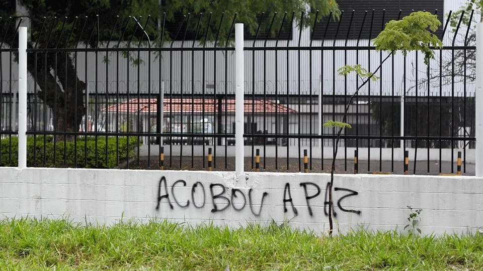 Muro do Parque S&atilde;o Jorge foi pichado com a frase "Acobou a paz"