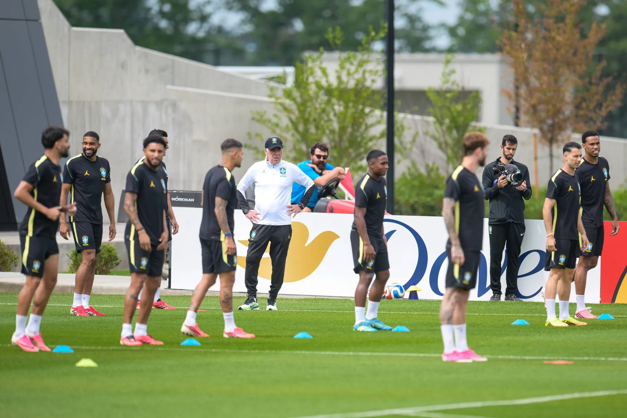 Carlo Ancelotti observa treino da sele&ccedil;&atilde;o brasileira 