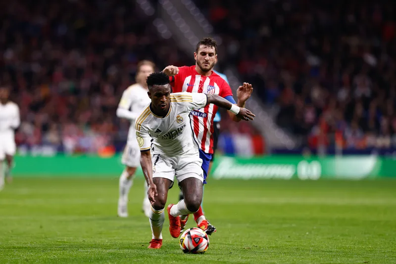 Vini Jr. recebe marca&ccedil;&atilde;o de Koke durante D&eacute;rbi de Madrid
