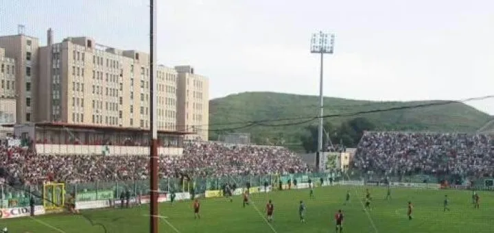 Torcedor tenta se internar apenas para assistir a Crotone x Juventus das janelas do hospital