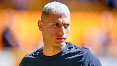 Postura de Richarlison em vit&oacute;ria suada simboliza a &uacute;nica esperan&ccedil;a do Tottenham contra queda