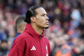Trope&ccedil;o do Liverpool contra vice-lanterna faz van Dijk tomar decis&atilde;o antes da Champions
