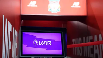 Novo diretor da Fifa, Wenger cobra que &aacute;rbitros da Premier League usem o monitor do VAR