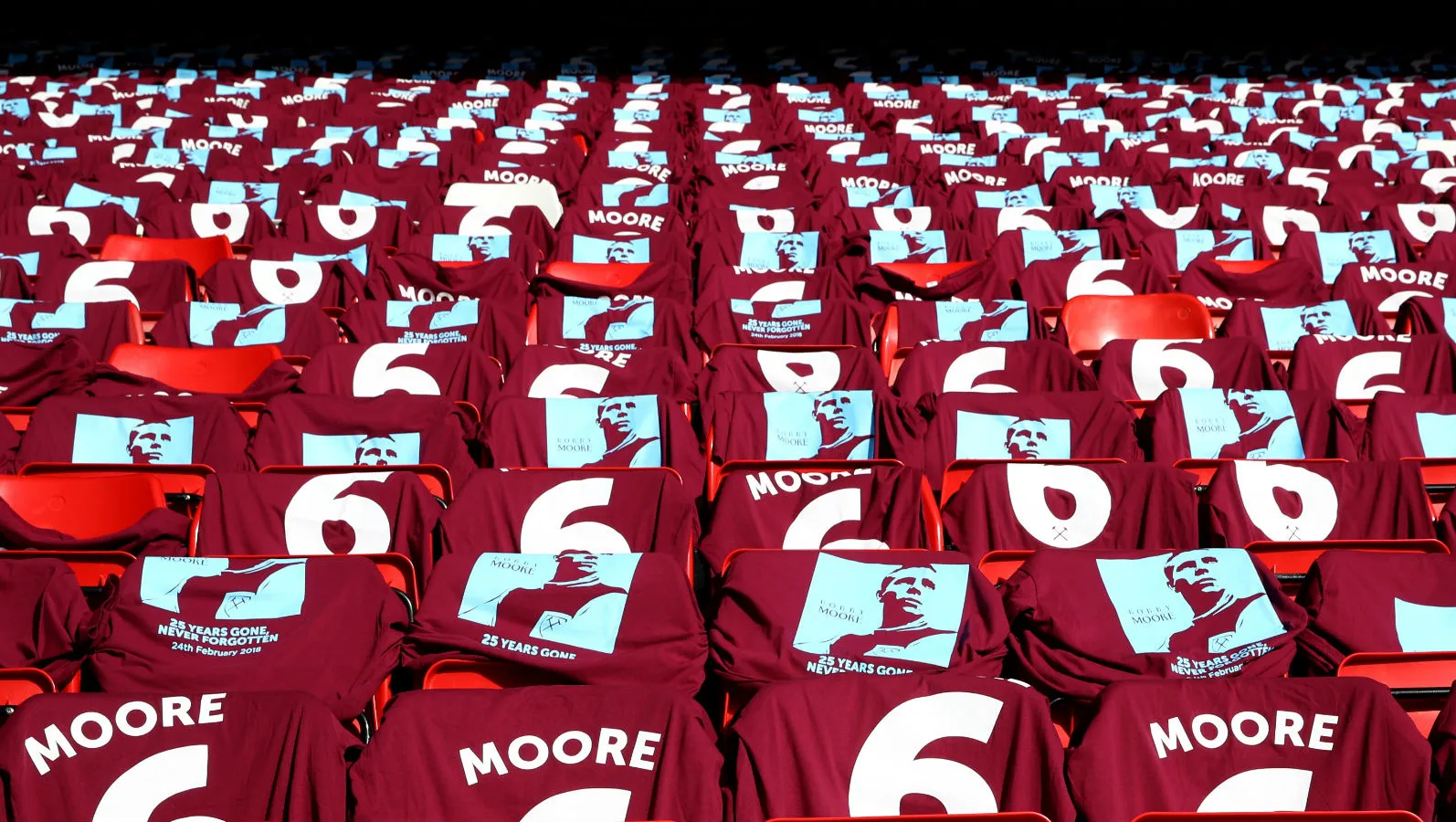 Nos 25 anos sem Bobby Moore, o West Ham fez grande homenagem &agrave; lenda