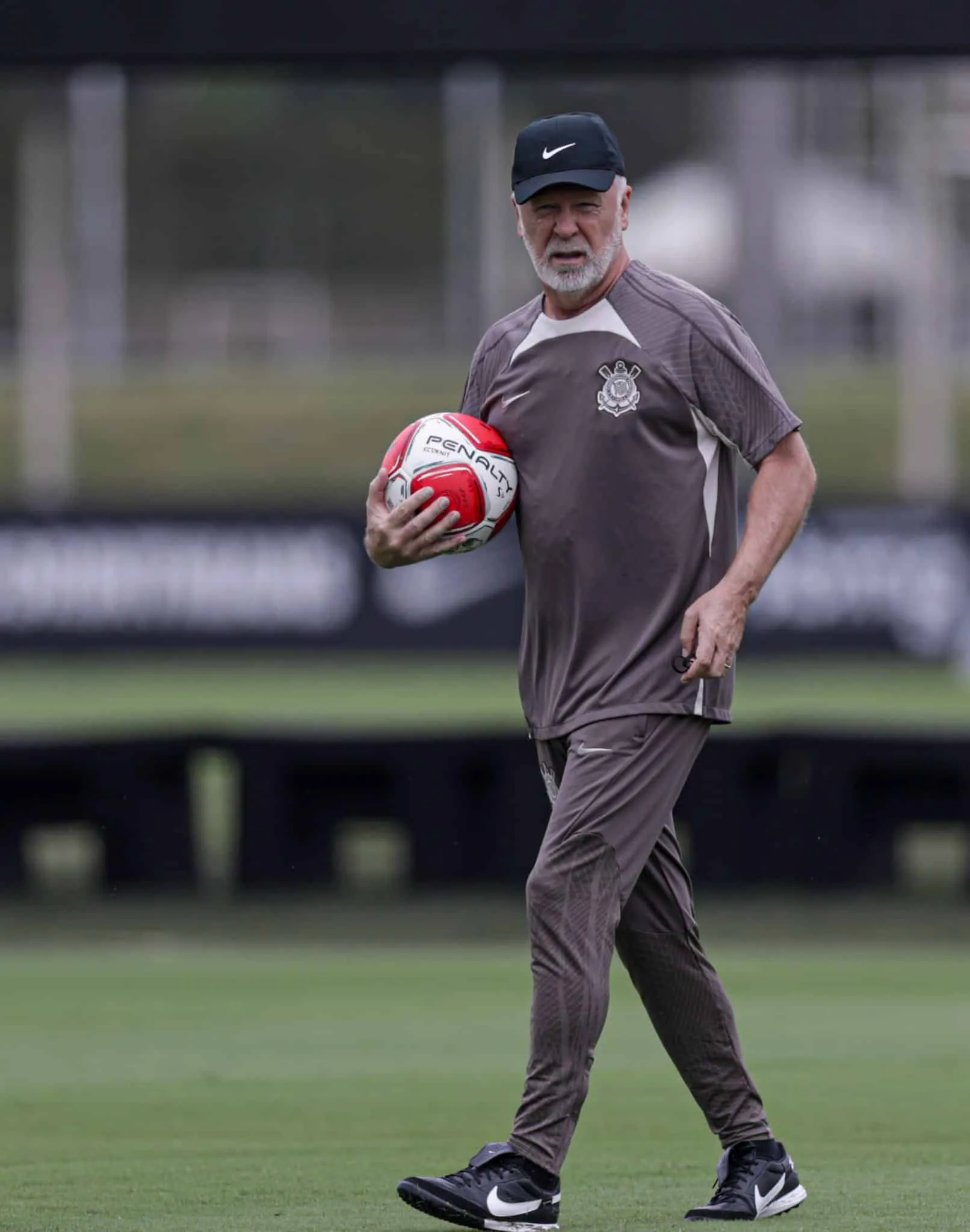 Ap&oacute;s in&iacute;cio de ano ca&oacute;tico, Corinthians demite Mano Menezes e j&aacute; tem poss&iacute;vel substituto