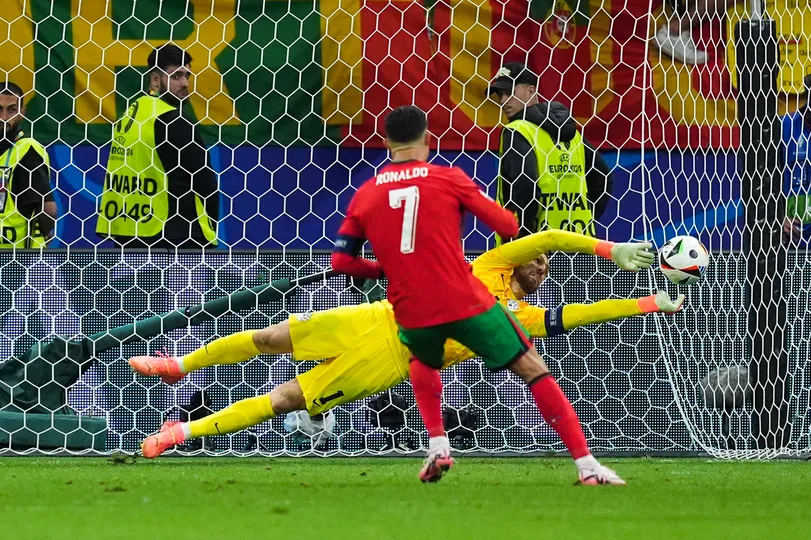 Oblak acerta o canto da cobran&ccedil;a feita por Cristiano Ronaldo