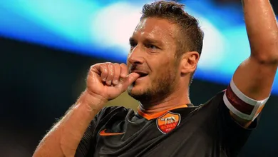 Totti foi at&eacute; a Inglaterra mostrar que a Roma n&atilde;o quer ser coadjuvante