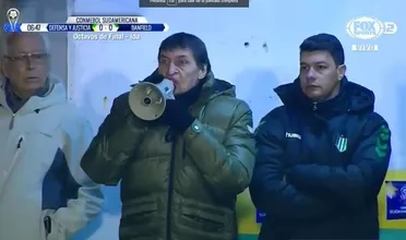 O megafone de Falcioni, mais que folclore, &eacute; um sinal da luta do treinador por sua sa&uacute;de