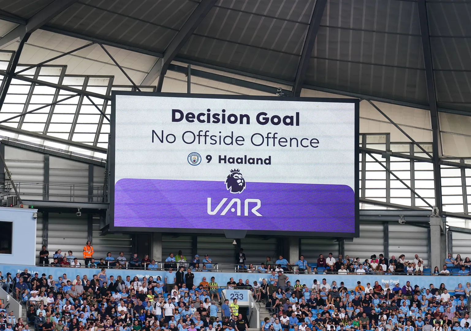 VAR confirma que Haaland est&aacute; em posi&ccedil;&atilde;o legal (Foto: Imago)