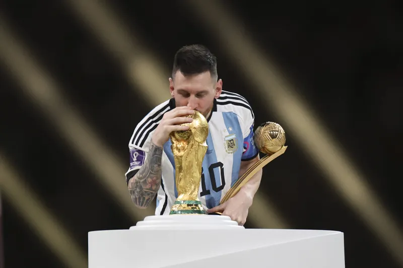 Messi beija a ta&ccedil;a da Copa do Mundo 