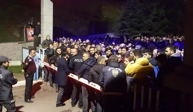 Pap&eacute;is invertidos na Turquia: Torcedores se re&uacute;nem para protestar contra a demiss&atilde;o do treinador