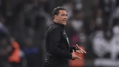 Luxemburgo &lsquo;salva&rsquo; garoto do Corinthians em momento de paiz&atilde;o na entrevista