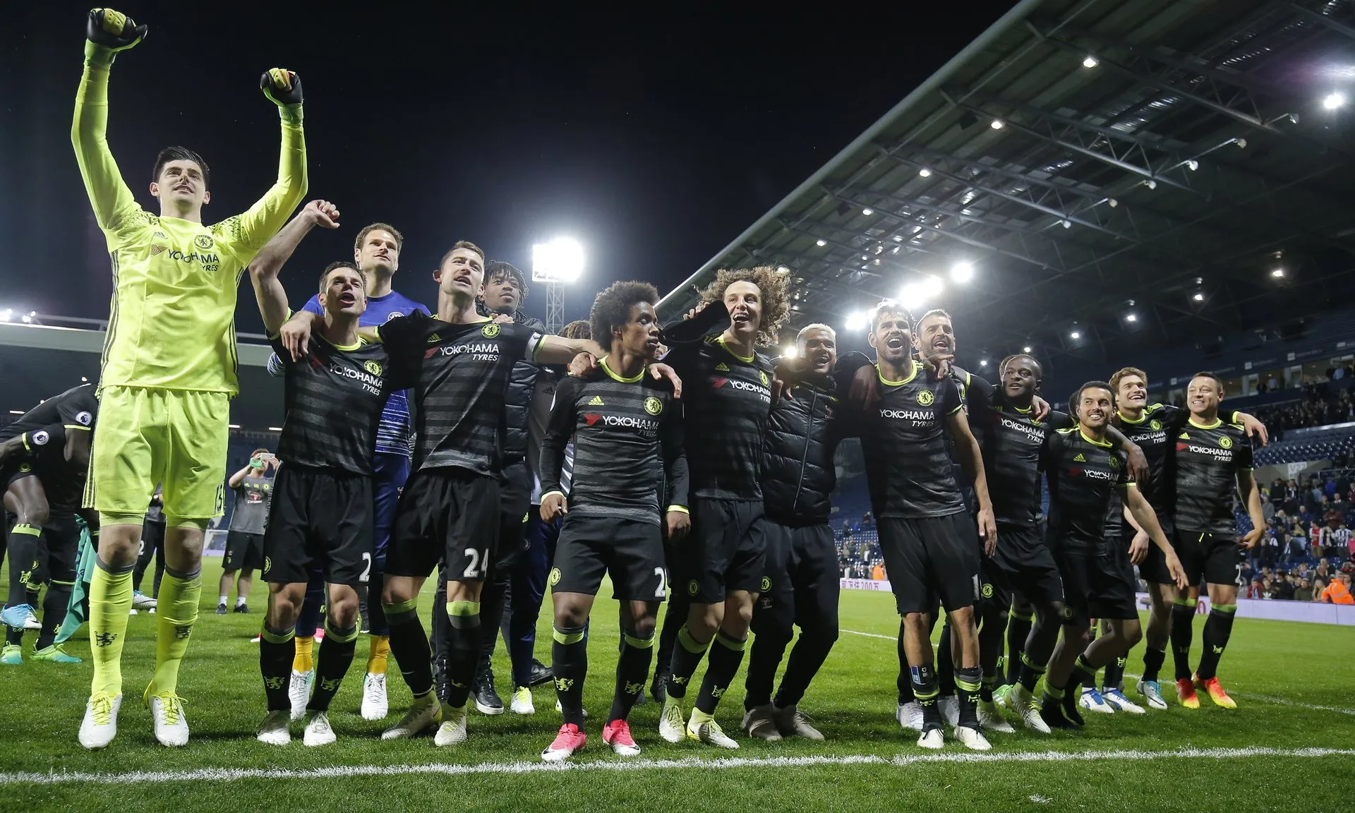 Um grito de campe&atilde;o esperado e incontest&aacute;vel: O Chelsea volta a reinar na Premier League