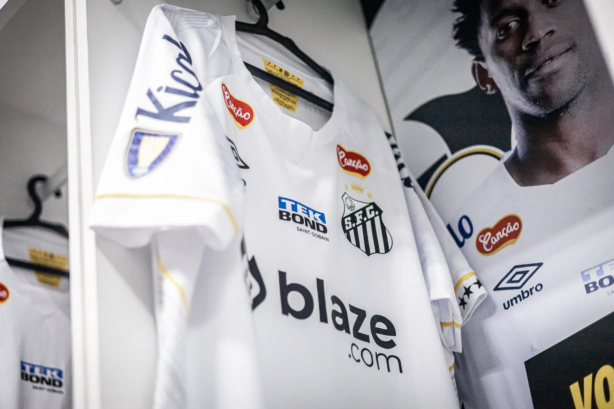 Santos ter&aacute; mais dois patroc&iacute;nios no uniforme diante do Palmeiras