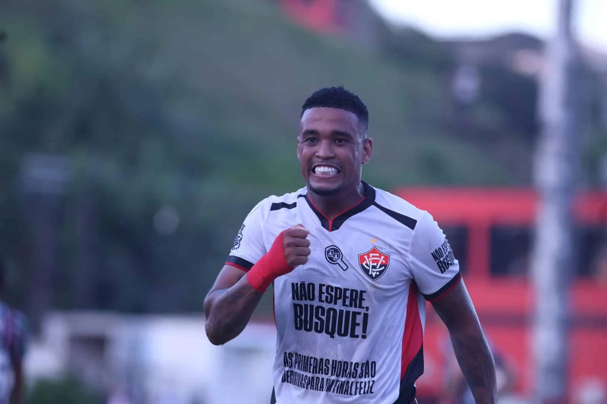 Filme repetido: Fluminense entrega no fim, e perde para o Vit&oacute;ria no Brasileir&atilde;o