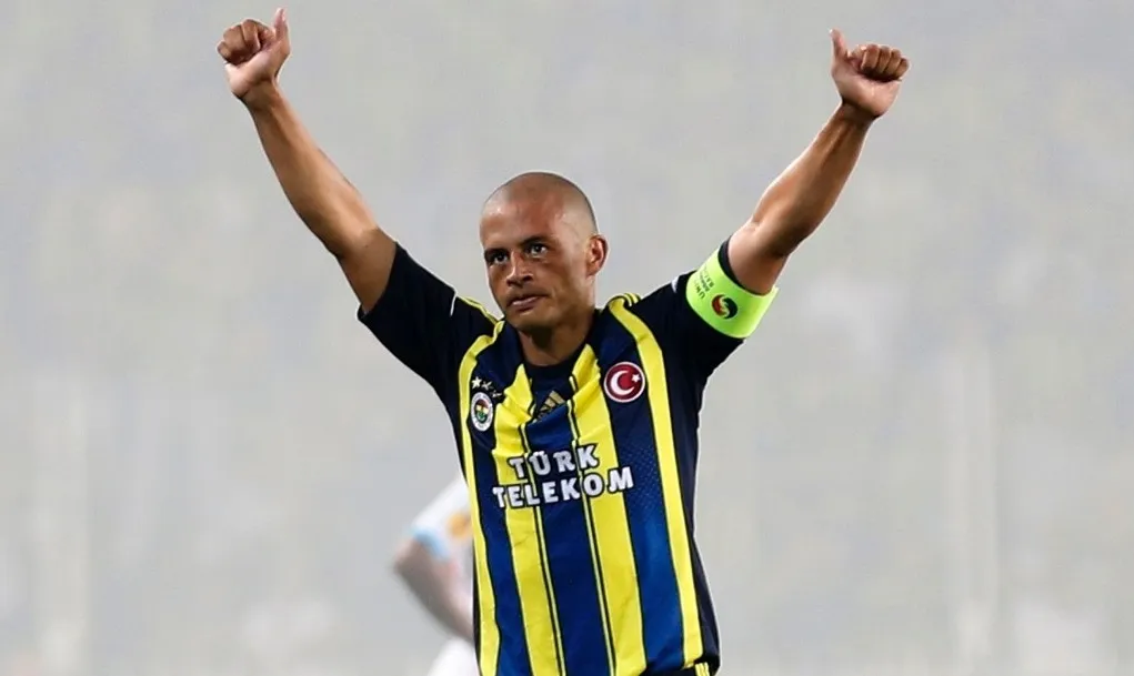 Ap&oacute;s ser afastado pelo Fener, Alex rescinde seu contrato