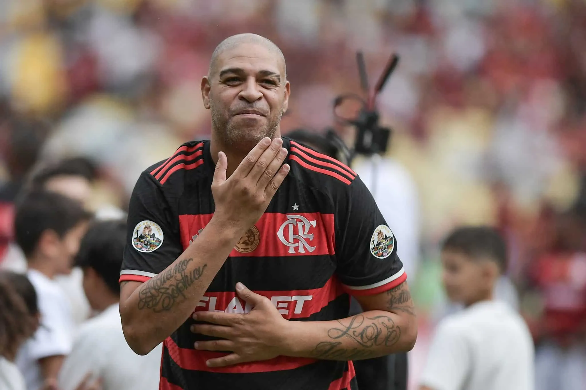 Voz do falecido pai e festa no Maracan&atilde;: Como foi a despedida de Adriano Imperador