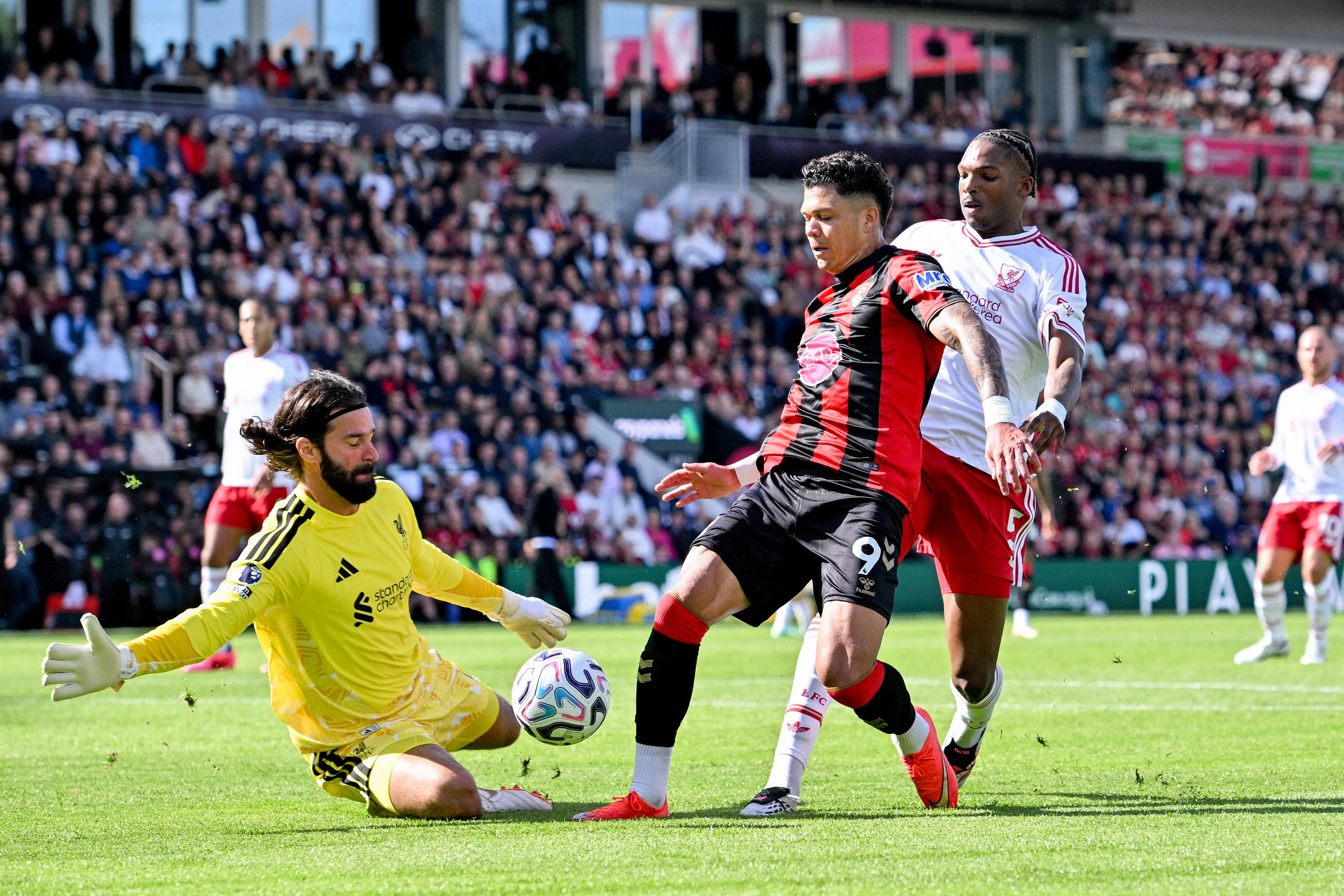Alisson durante Bournemouth x Liverpool