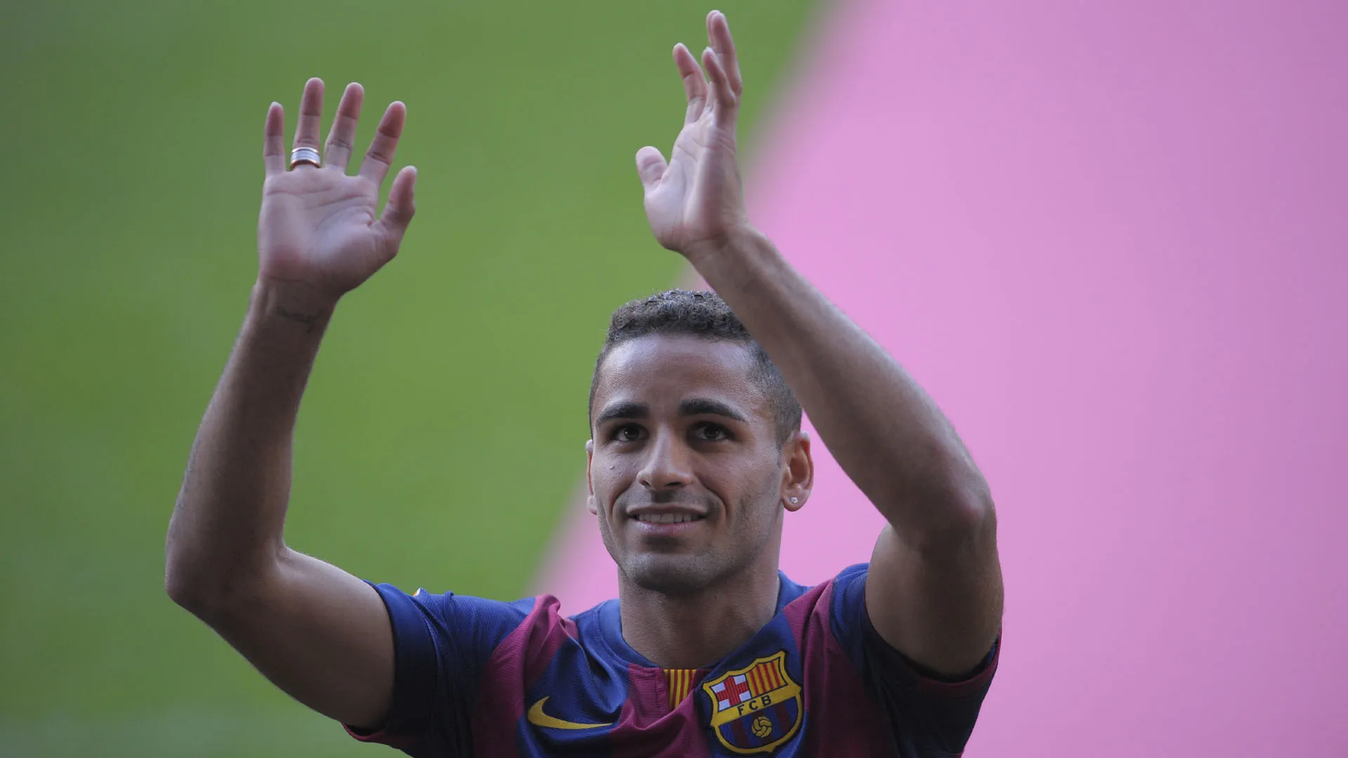 Douglas n&atilde;o queria assinar contrato com o Gij&oacute;n e teve que deixar o Bar&ccedil;a quase que na marra