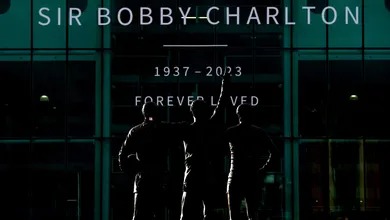 Manchester foi em peso &agrave;s ruas dar o &uacute;ltimo adeus a Bobby Charlton
