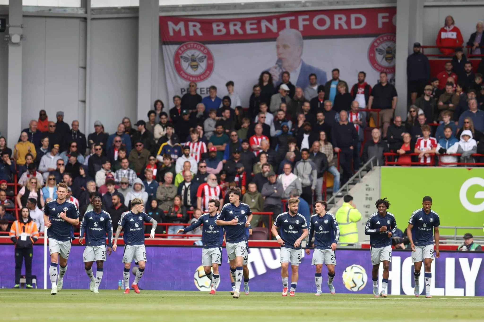 Creche do Manchester United leva passeio com gol contra e recorde na Premier League