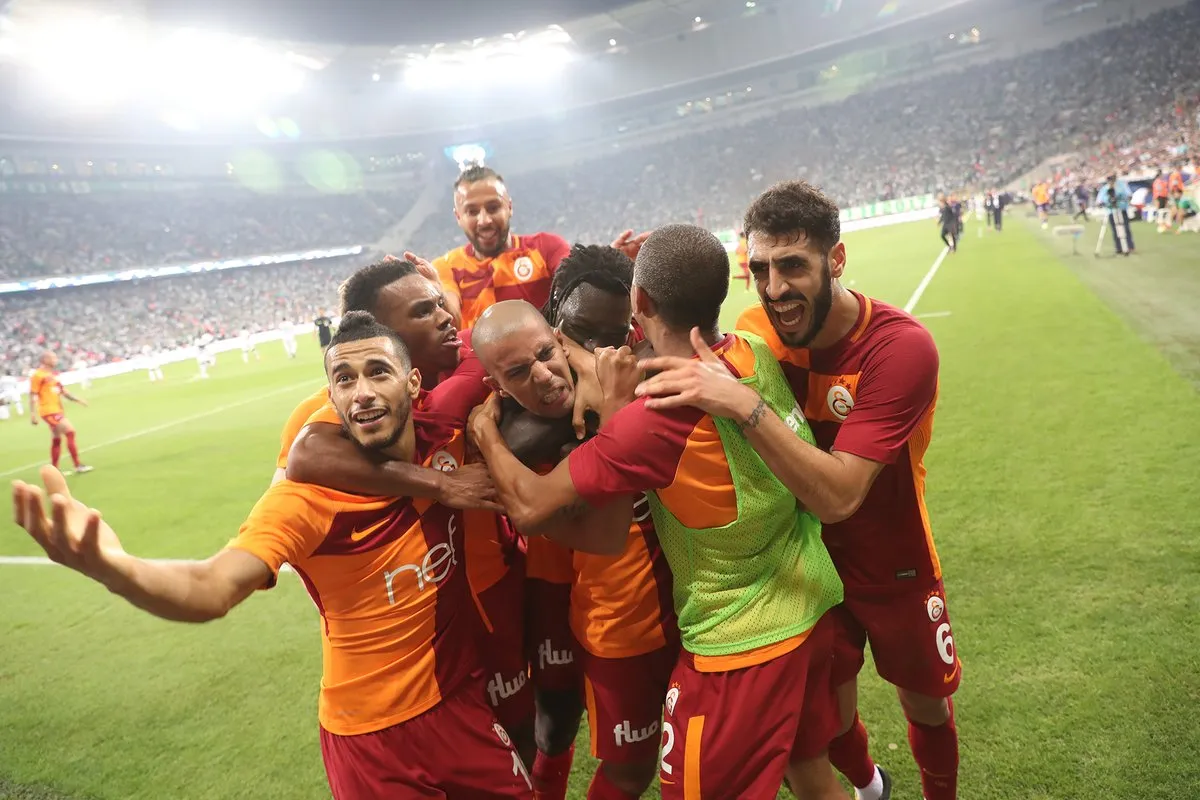 Em seu primeiro chute com a camisa do Galatasaray, Feghouli anotou este baita gola&ccedil;o