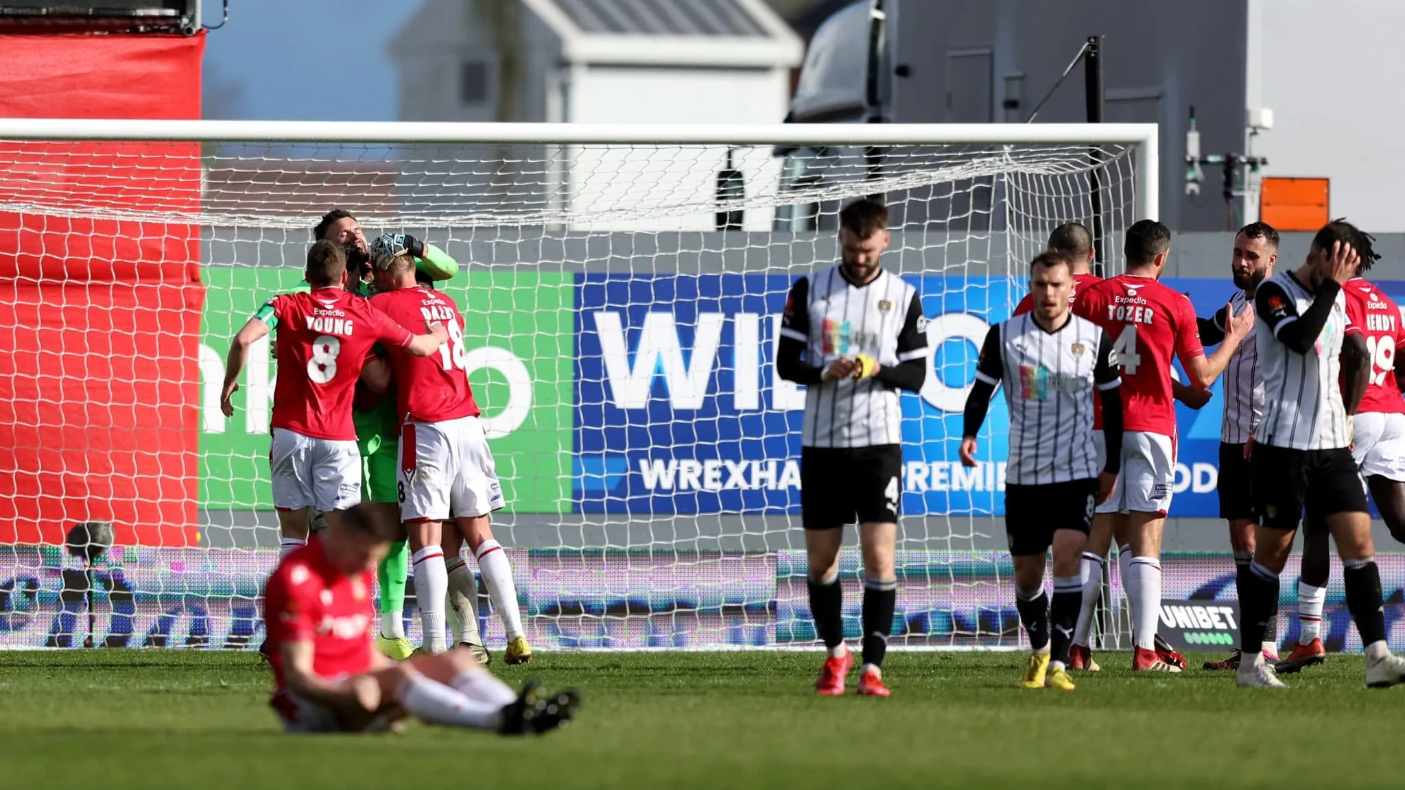 Ben Foster defendeu p&ecirc;nalti aos 52 minutos do segundo tempo e garantiu uma vit&oacute;ria dram&aacute;tica ao Wrexham