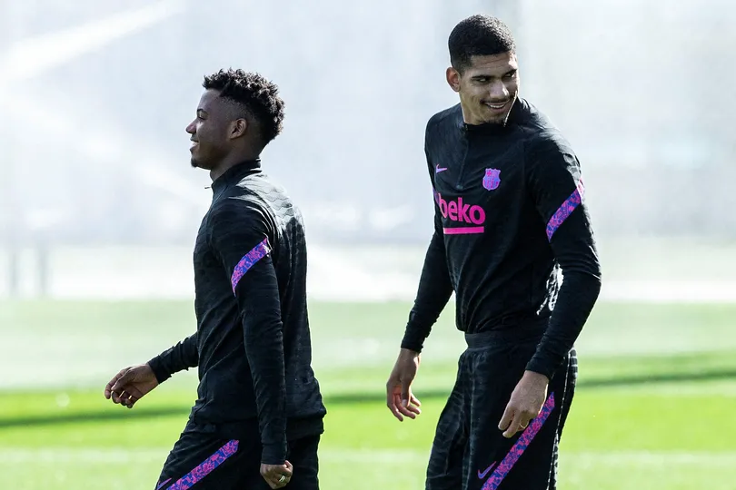 Ansu Fati e Ronald Ara&uacute;jo em treino pelo Barcelona