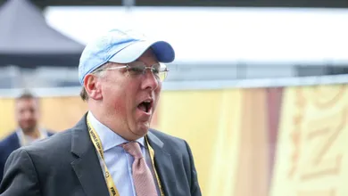 Por que nem sa&iacute;da de Textor evitou que Uefa tirasse o Crystal Palace da Liga Europa?