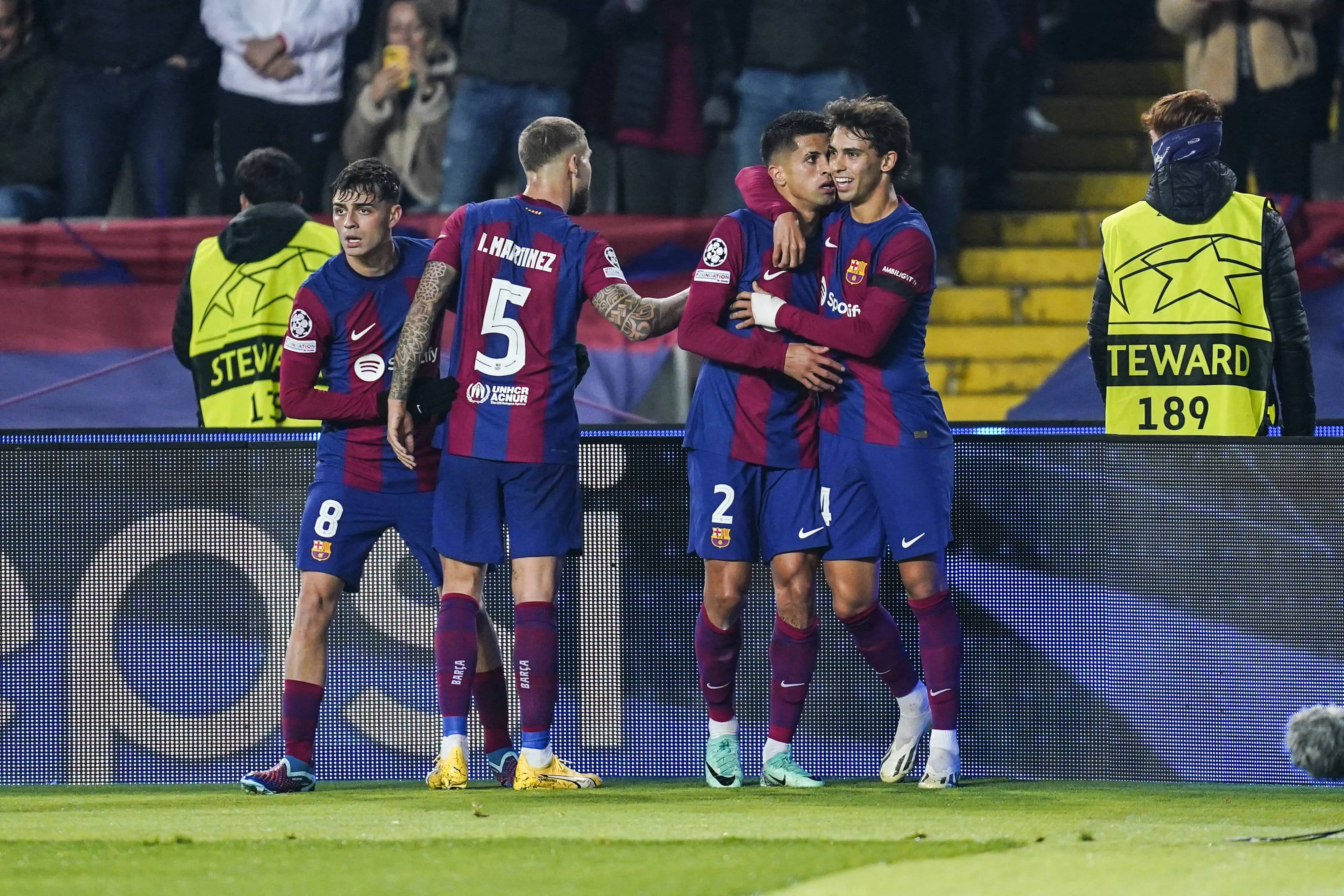 Barcelona supera Porto gra&ccedil;as aos contestados ex-Benfica e se classifica na Champions League