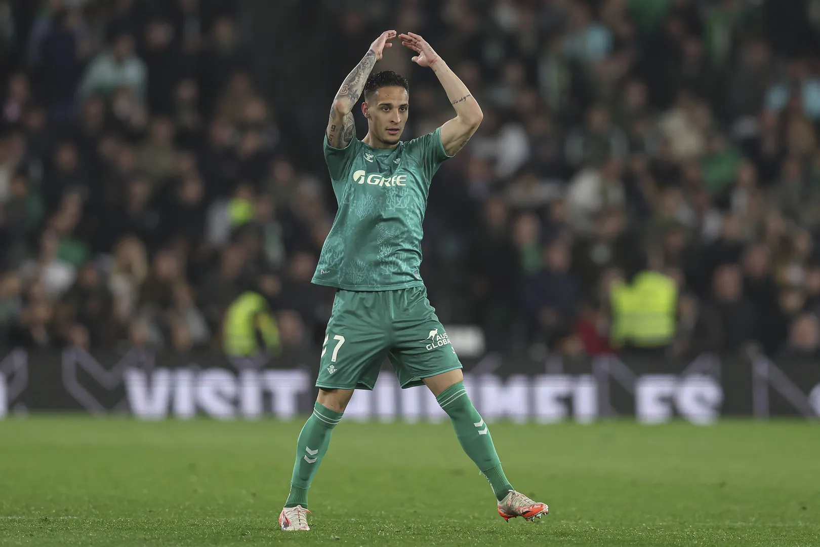 Antony celebra mais um gol pelo Betis