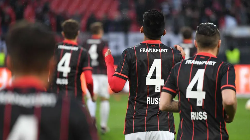 O Eintracht Frankfurt retribuiu o hero&iacute;smo de Marco Russ com a perman&ecirc;ncia na Bundesliga