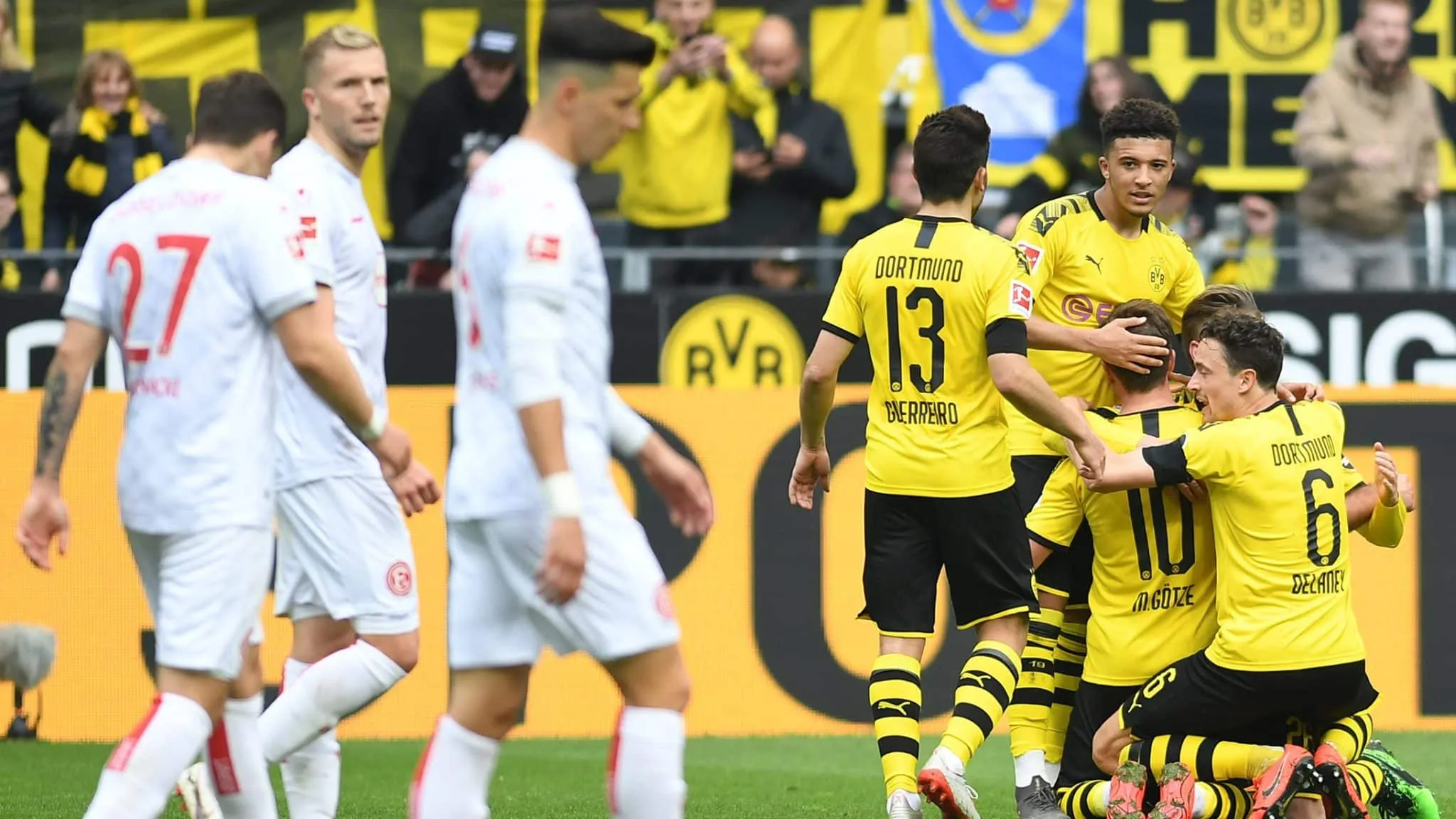 Com doses de emo&ccedil;&atilde;o, Bayern trope&ccedil;ou, Dortmund venceu, e o t&iacute;tulo ficou para a &uacute;ltima rodada