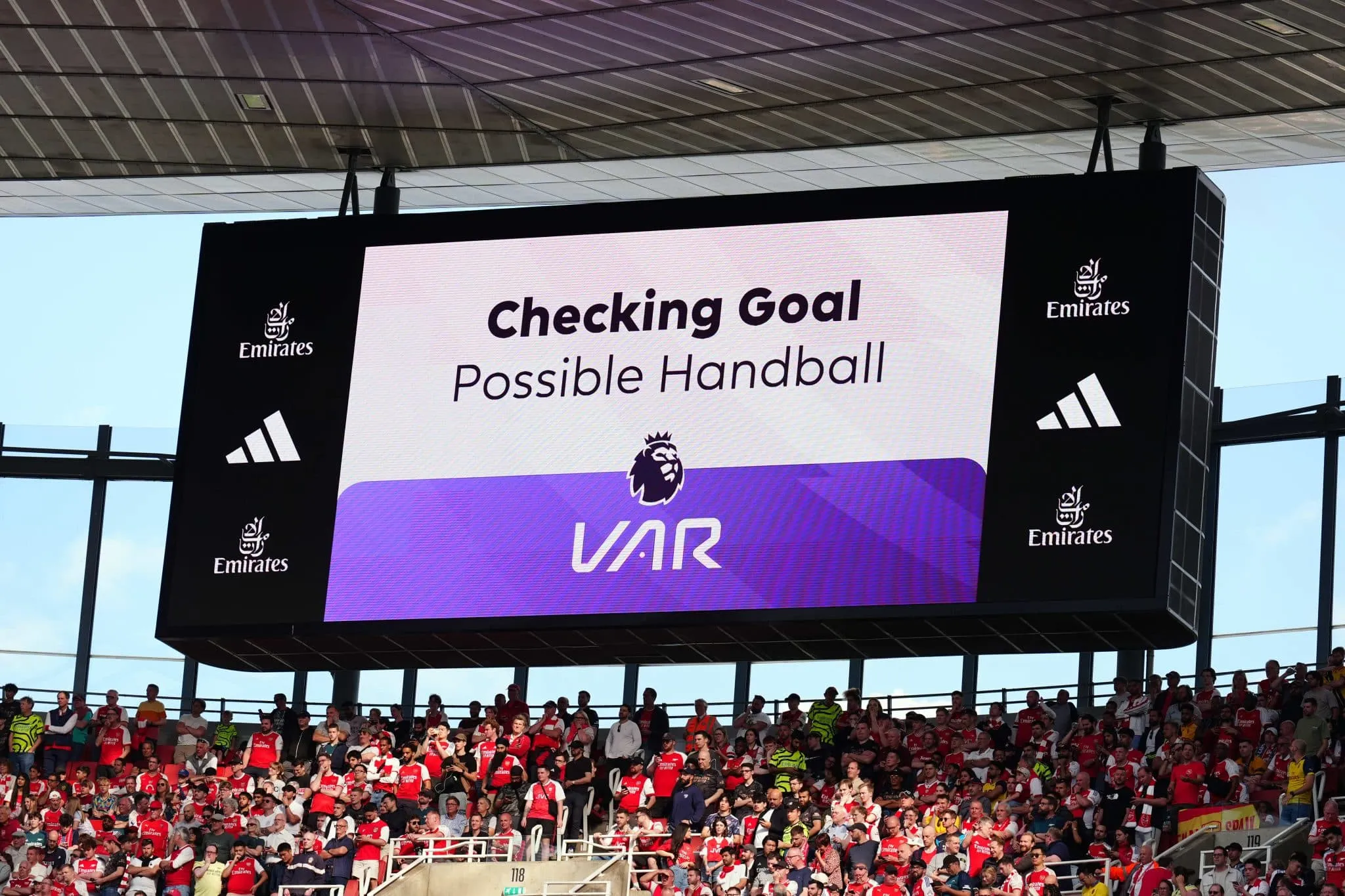 Posi&ccedil;&atilde;o da Premier League sobre o VAR d&aacute; forte recado aos inimigos da tecnologia