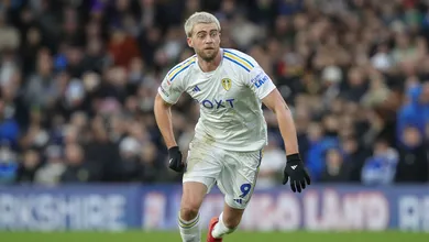 Atacante do Leeds negou Harvard para marcar esse gola&ccedil;o na Copa da Inglaterra