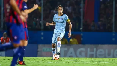 Com seguran&ccedil;a defensiva e atitude, o Gr&ecirc;mio volta com o empate do Paraguai