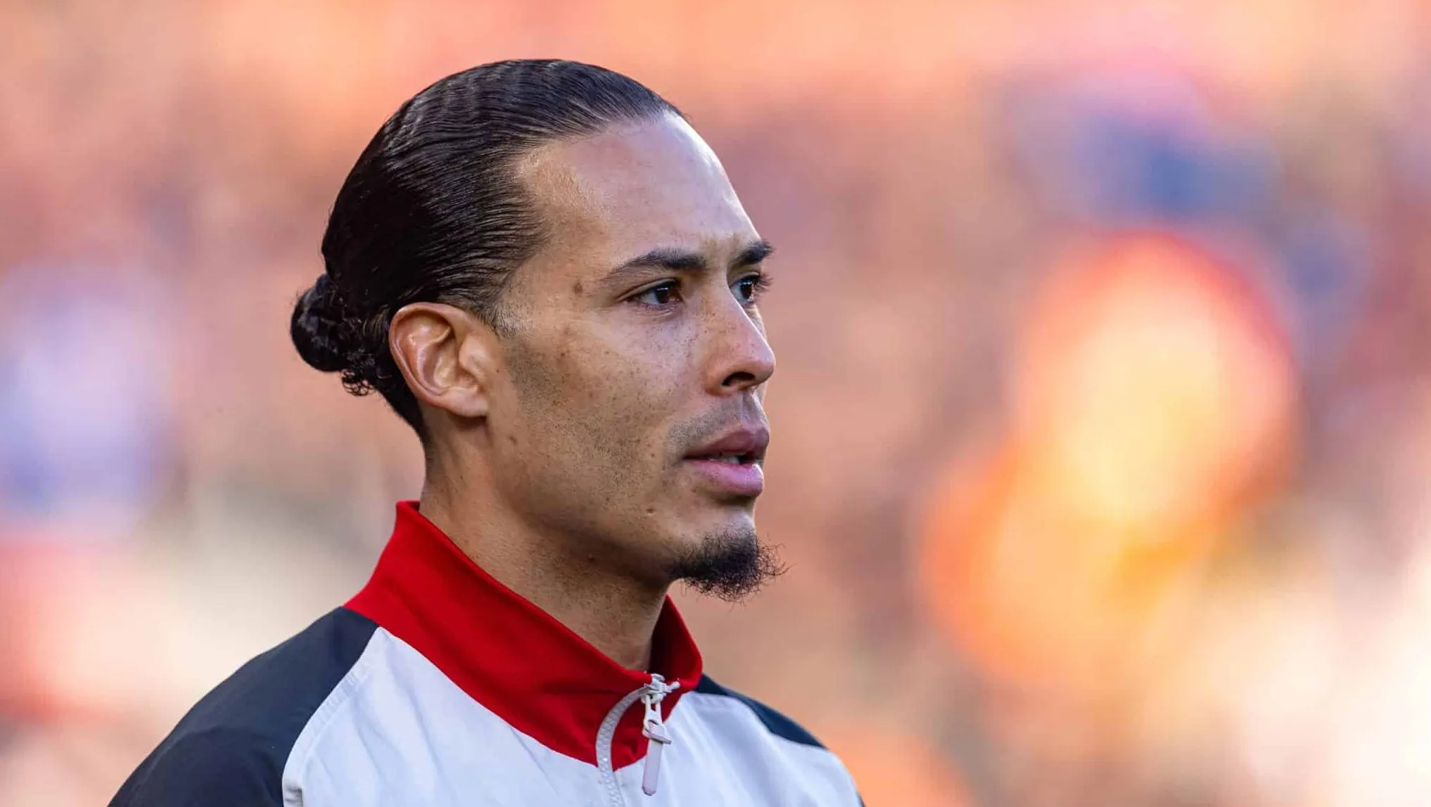 Poss&iacute;vel sucessor de Van Dijk &eacute; visto em Anfield durante jogo do Liverpool