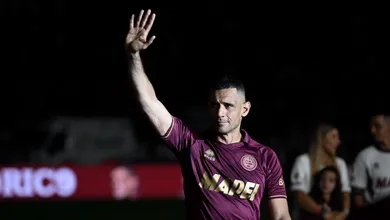 Pepe Sand se aposenta como lenda do Lan&uacute;s e um personagem singular do futebol argentino