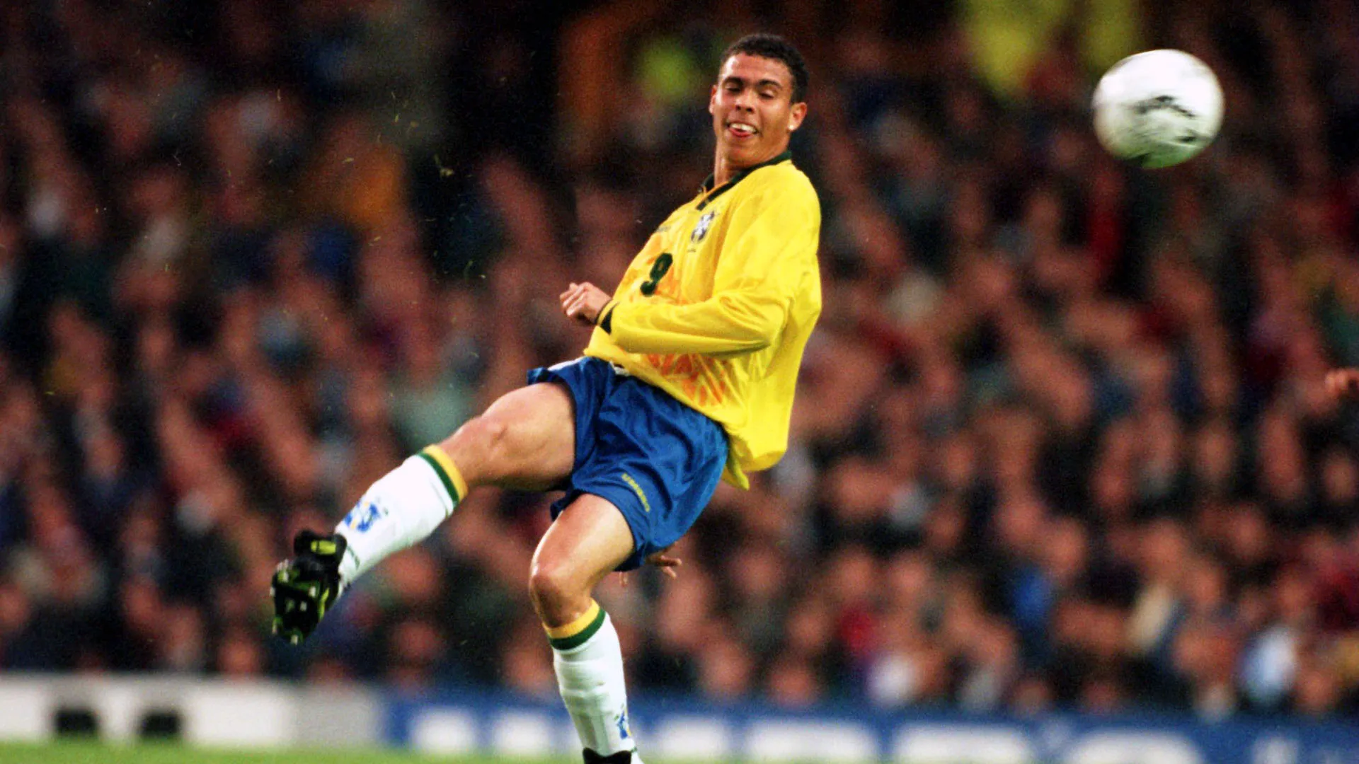 Ronaldo em a&ccedil;&atilde;o no Goodison Park, em Liverpool, em partida do Brasil contra o Jap&atilde;o pela Copa Umbro em 1995 Mandatory Credit: Chris Cole/ALLSPORT