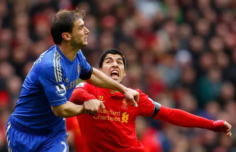 Luis Su&aacute;rez e Ivanovic em Liverpool x Chelsea, 2013. Foto: Imago