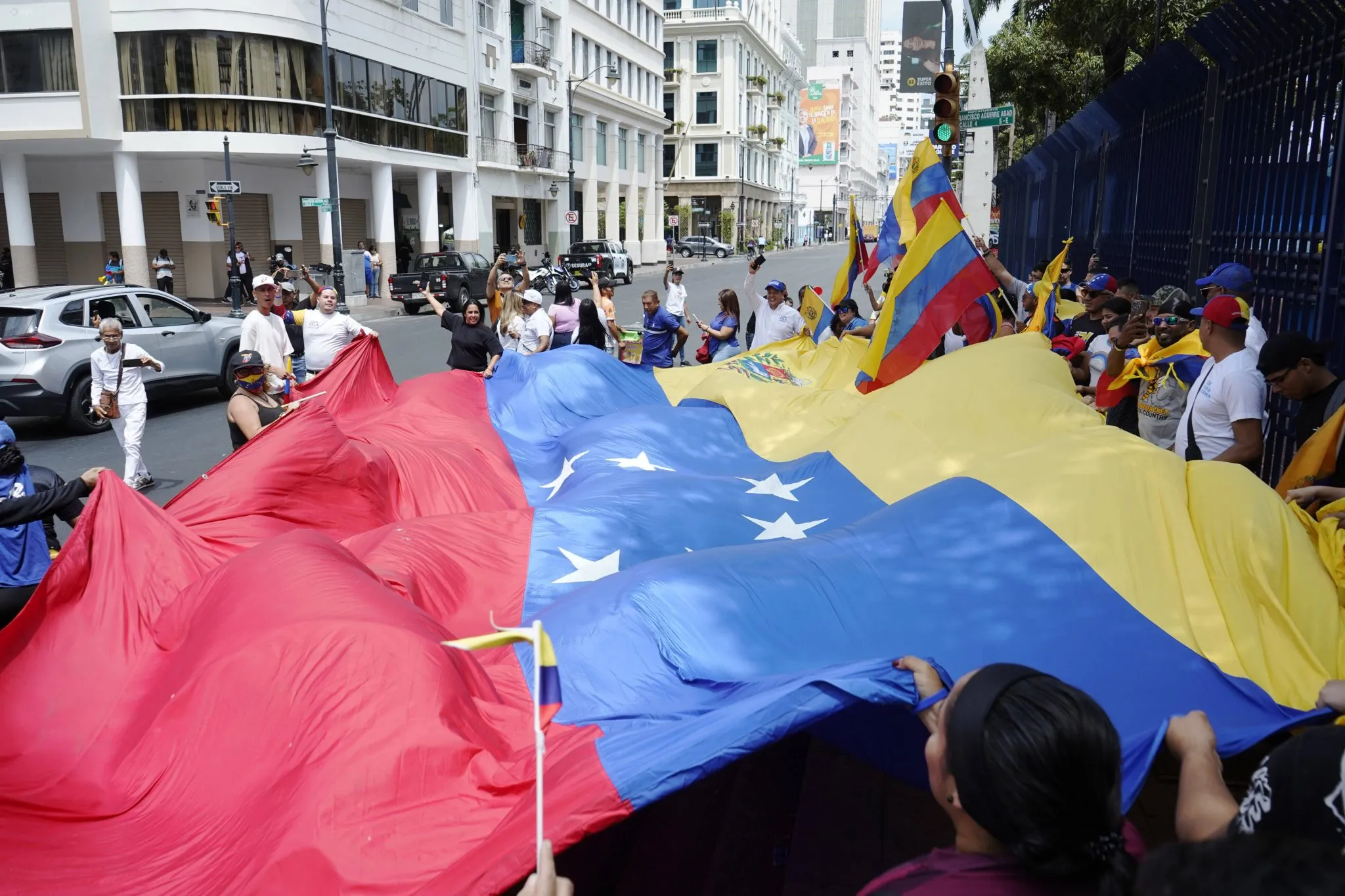 Povo venezuelano no Equador comemora captura de Maduro