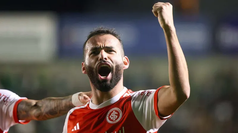 Thiago Maia comemora gol do Internacional sobre o Juventude