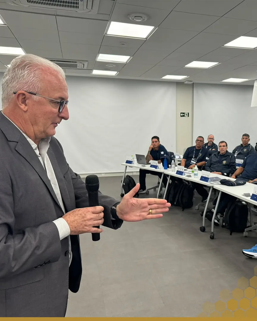 O t&eacute;cnico Dorival J&uacute;nior em aula do curso de treinadores da CBF Academy