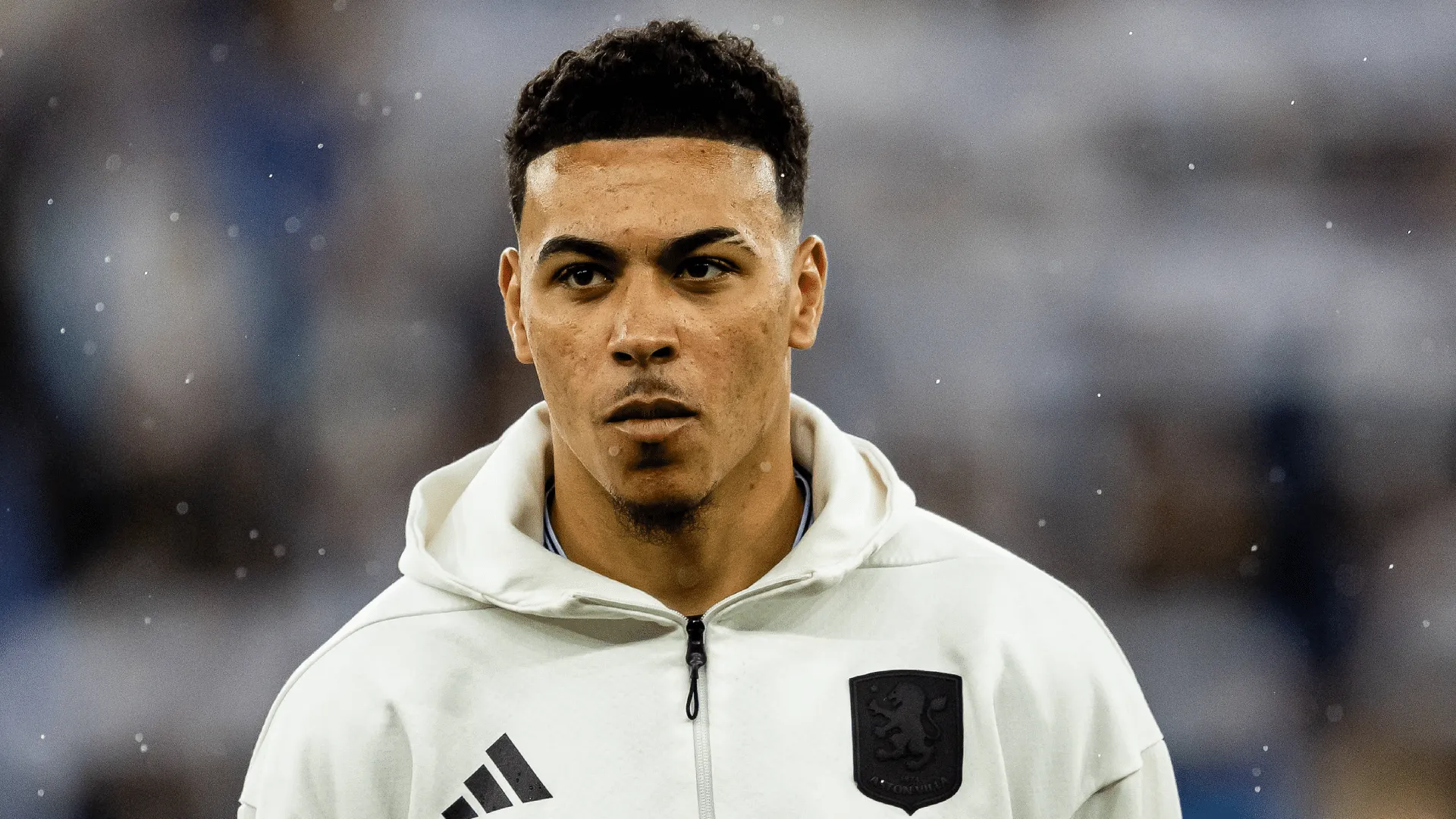 Morgan Rogers antes de jogo do Aston Villa na Champions League