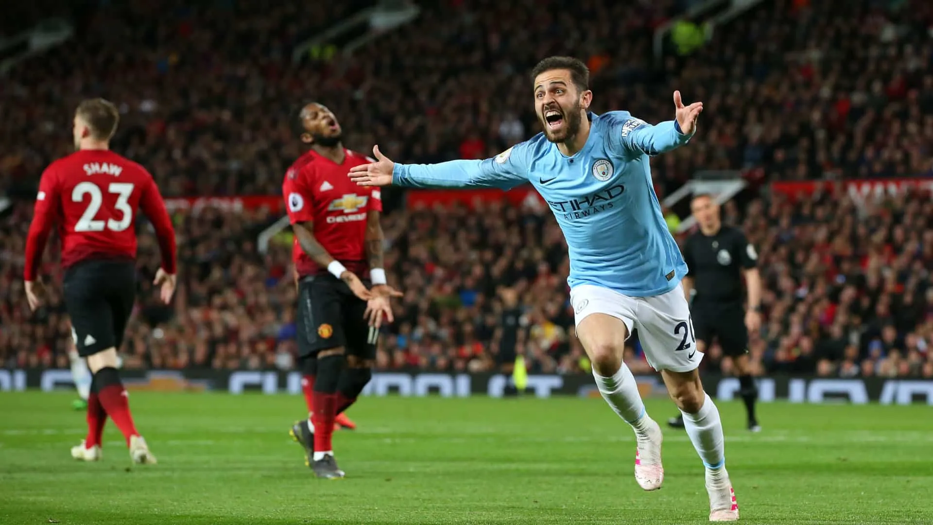 Man City teve melhor futebol e estrat&eacute;gia para superar United e assumir pole position na Premier League