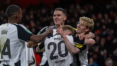 Newcastle faz Arsenal provar do pr&oacute;prio veneno e larga na frente na Copa da Liga