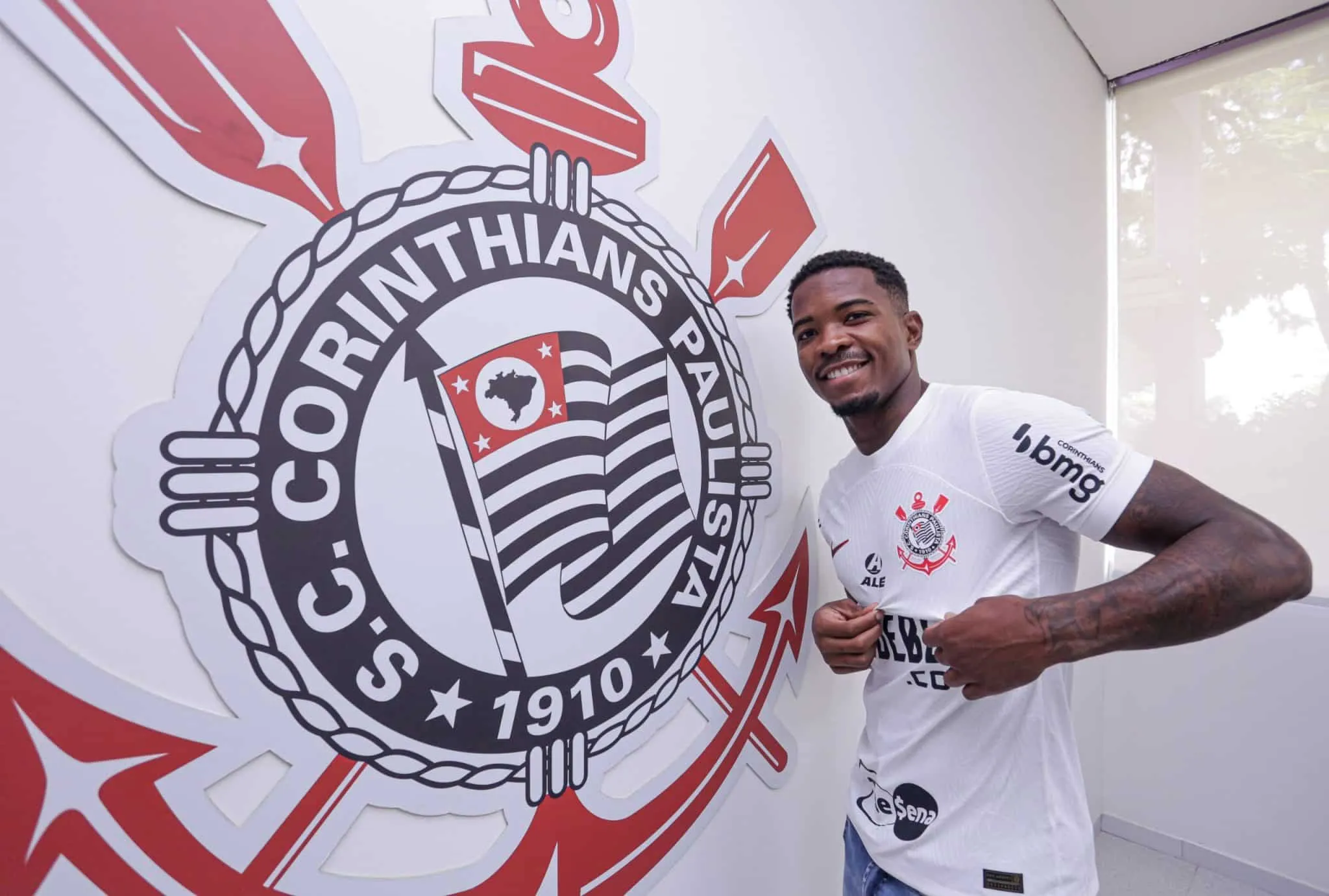Corinthians anuncia zagueiro Cac&aacute;, ex-Athletico, que chega para brigar por titularidade