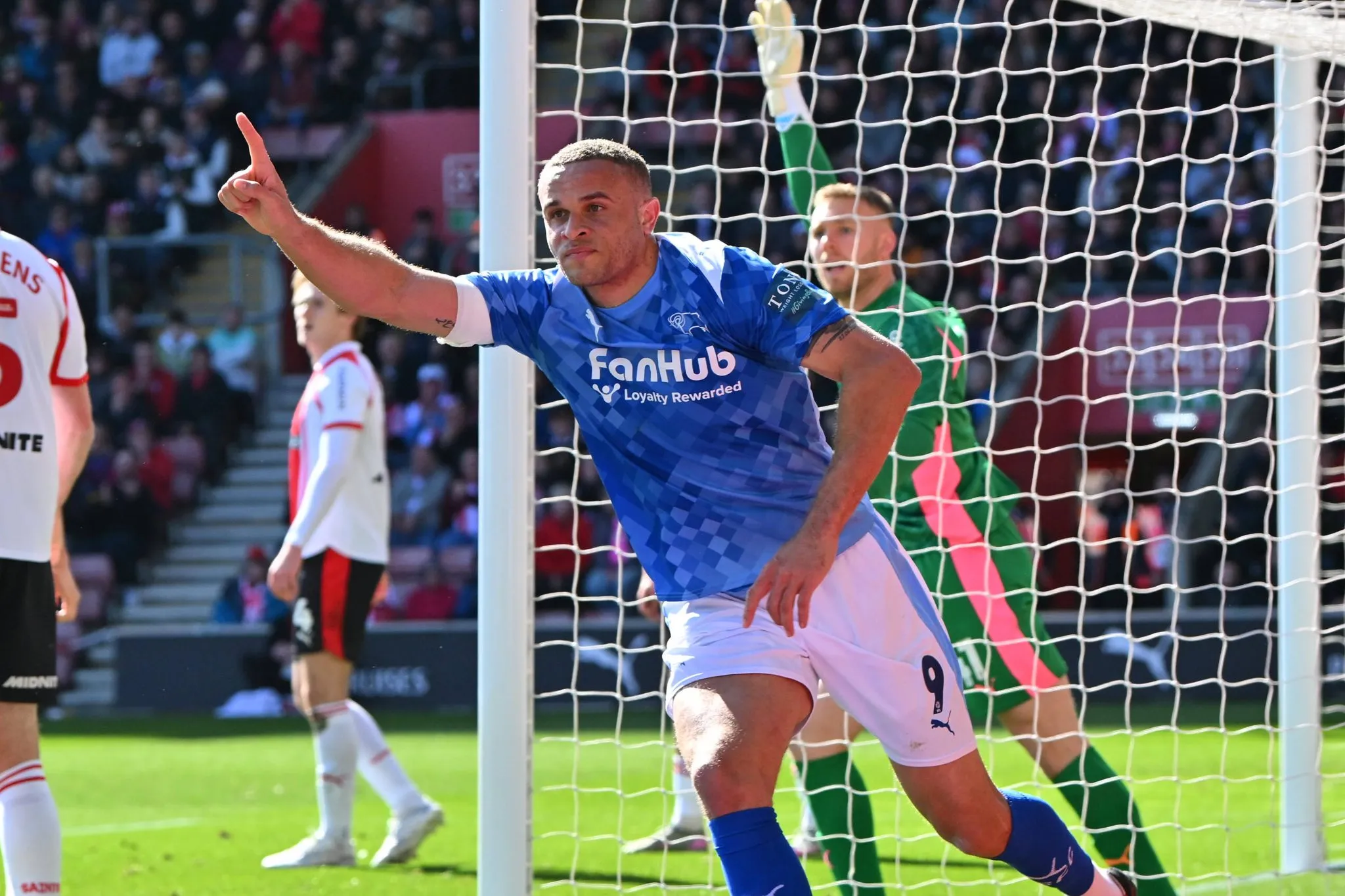 Carlton Morris ap&oacute;s gol marcado pelo Derby County