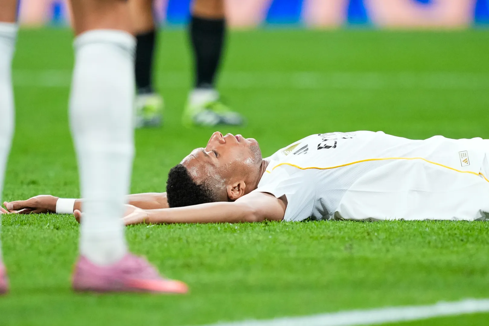 Mbapp&eacute; se lamenta durante jogo do Real Madrid